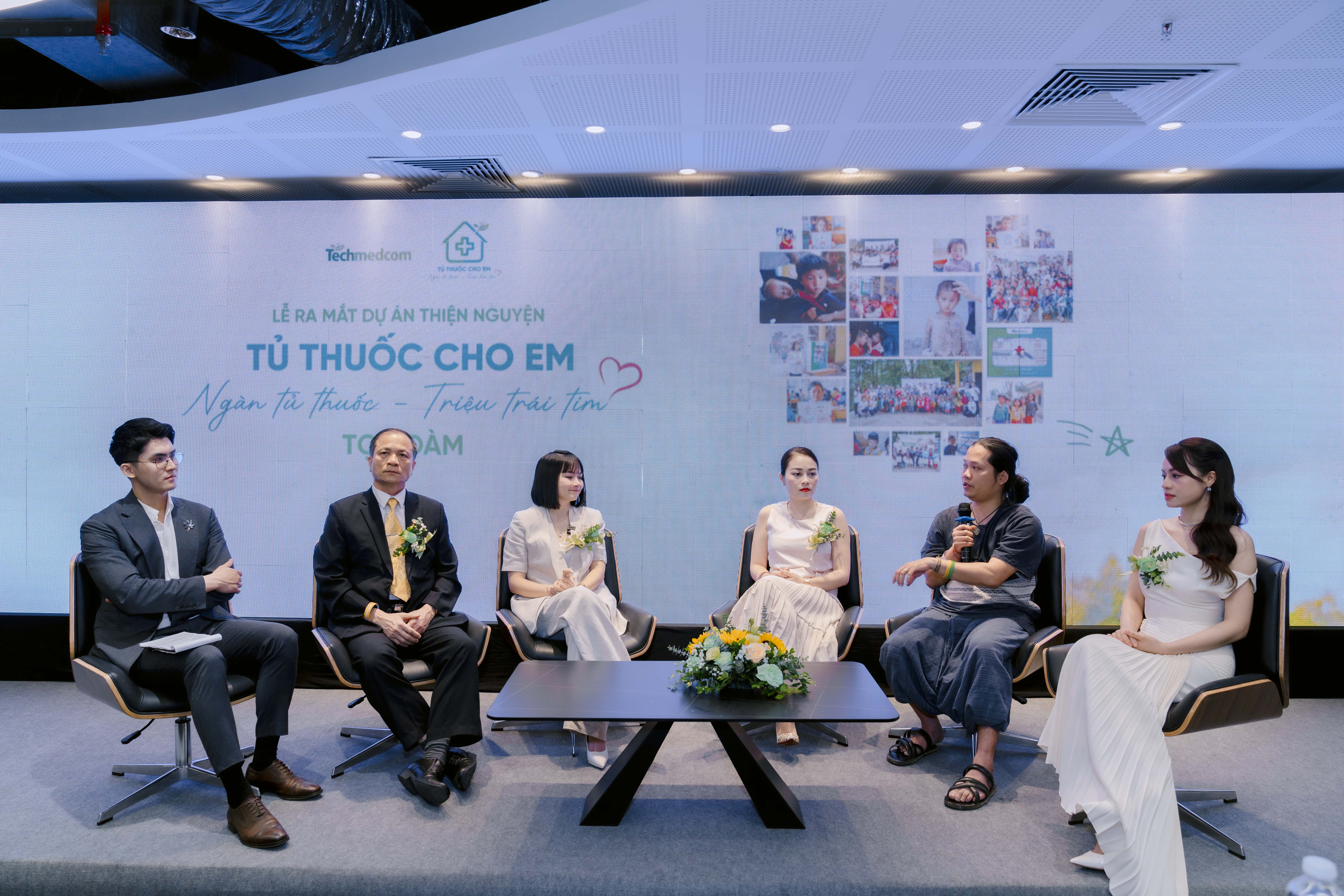 Bác sĩ Mai Xuân Phương có mặt tại lễ ra mắt dự án "Tủ thuốc cho em"